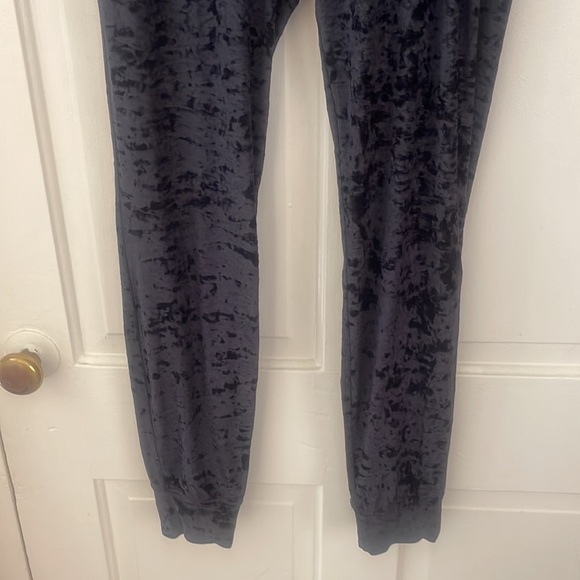 Black Lululemon “ready to crush” crushed velvet joggers size 6 - Picture 3 of 9